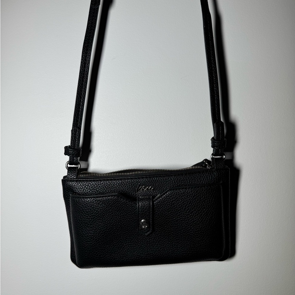 Sleek Black Crossbody Bag with Adjustable Strap